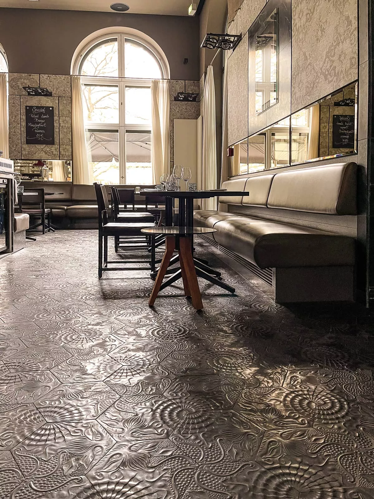 Schwarze VIA Gaudi-Fliesen in schwarz im Hotel Sofitel in München