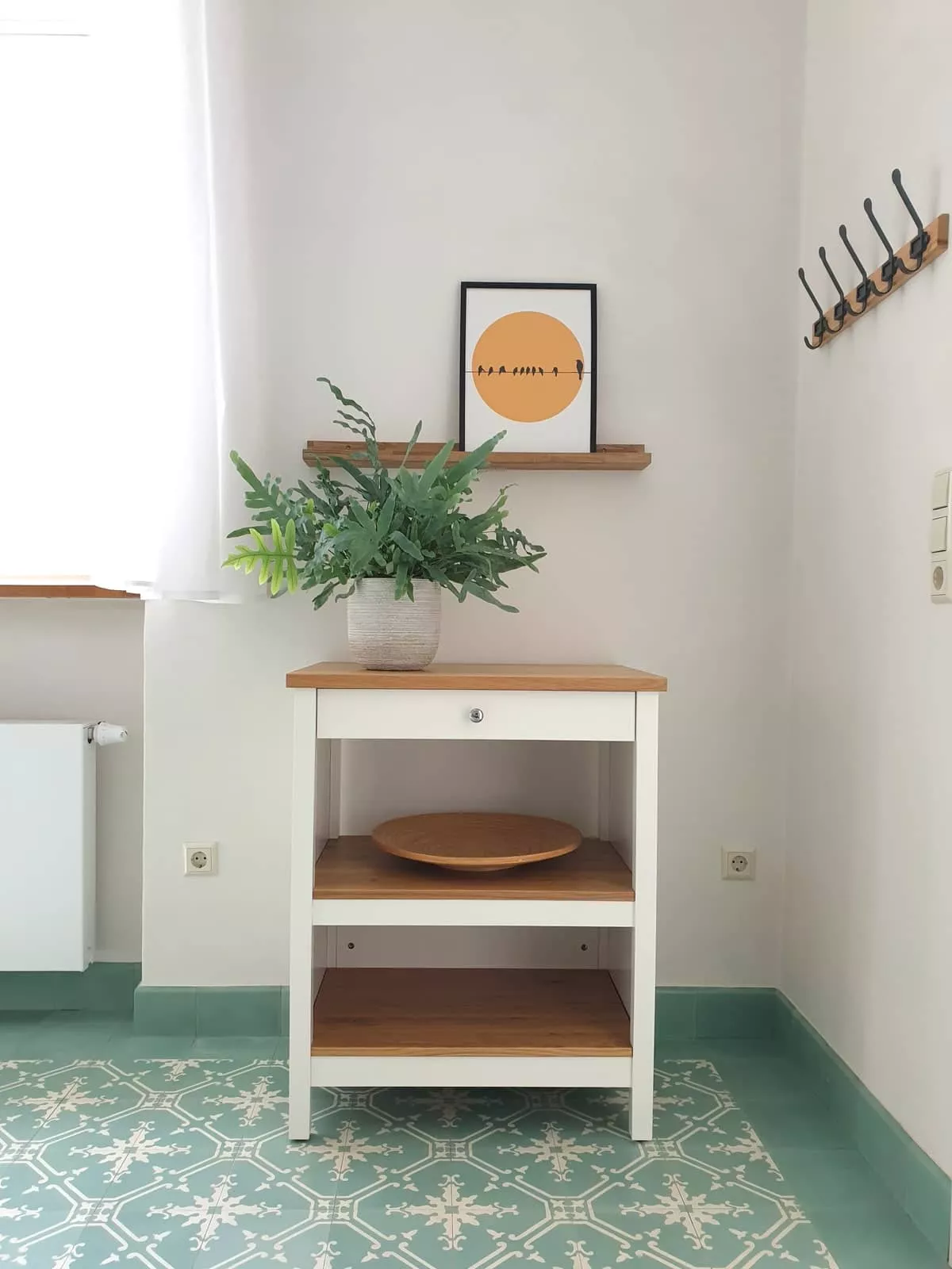 Zementfliesen in hellblau von VIA mit Kommode