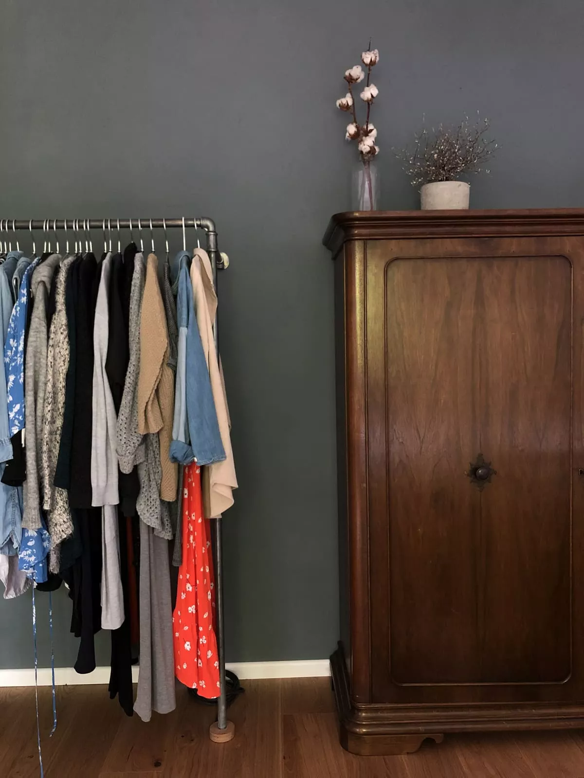 VIA Kreidefarbe Sturmwolkenblau im Ankleidezimmer