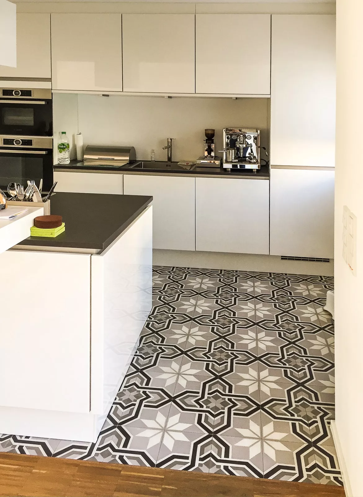 zementmosaikplatten-nummer-13252-kueche-02-via-gmbh