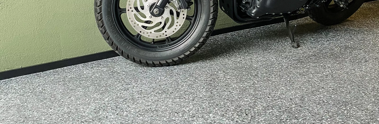 Motorrad auf Terrazzoboden