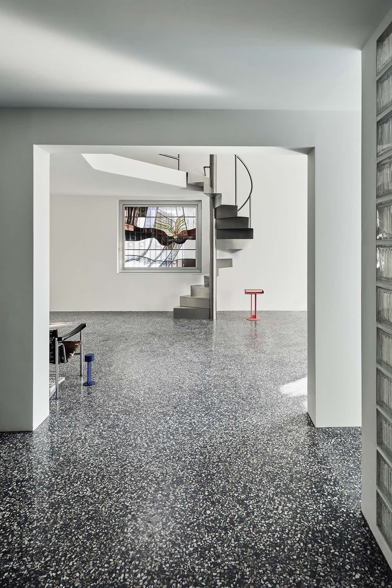 VIA Terrazzo in 50er Jahre Architektenhaus mit Wendeltreppe