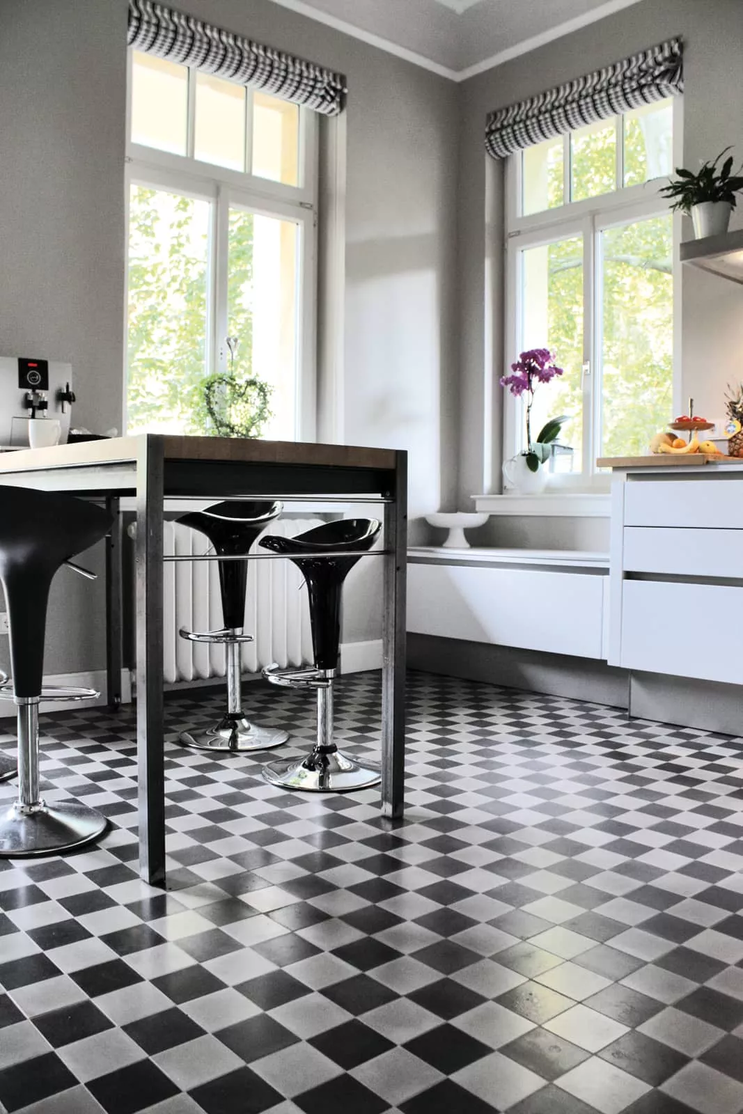 Zementfliesen in dem Esszimmer