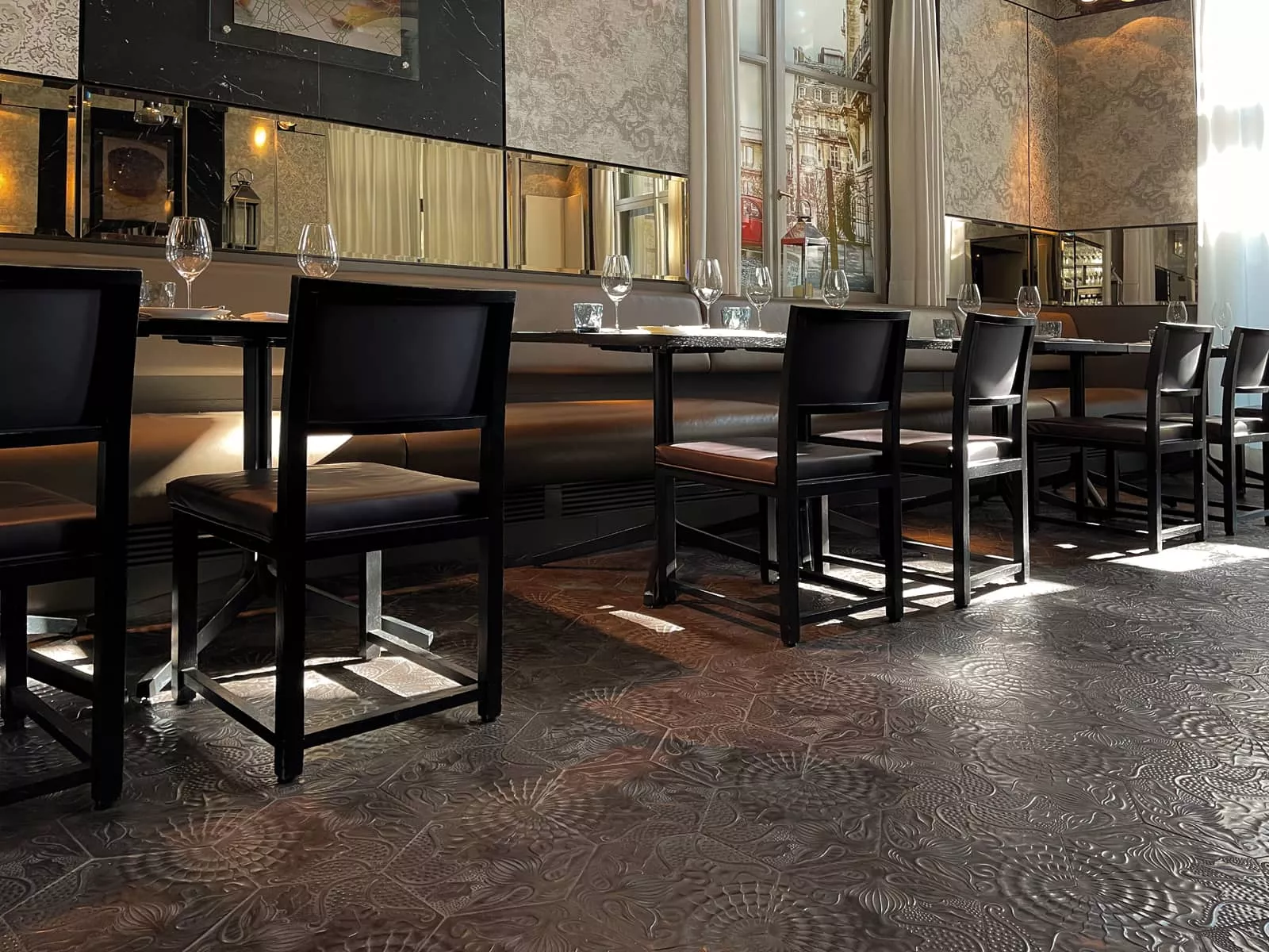 Schwarze VIA Gaudi-Fliesen in schwarz im Hotel Sofitel in München