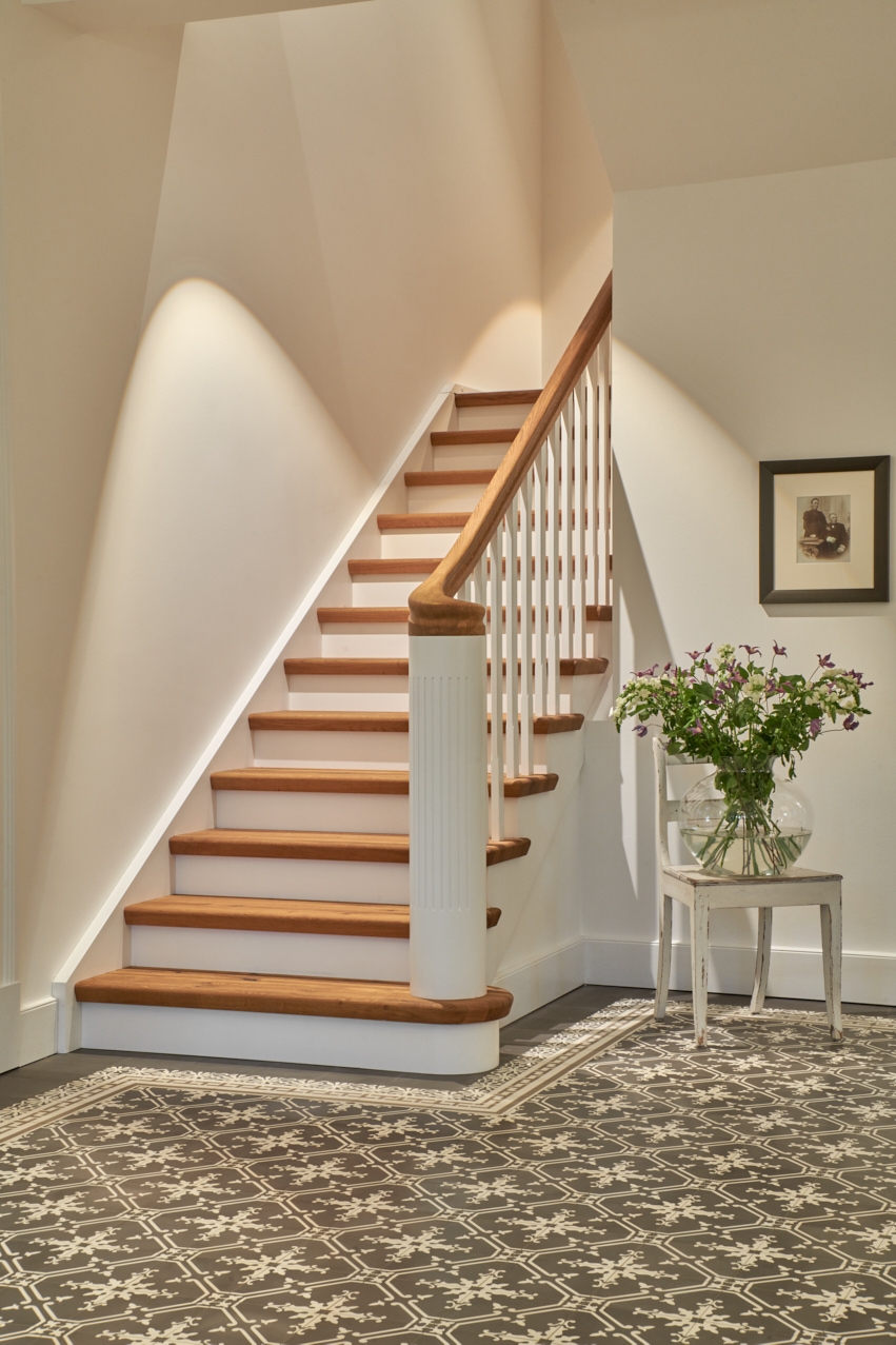 VIA Zementfliese dunkelgrau gemustert im Flur