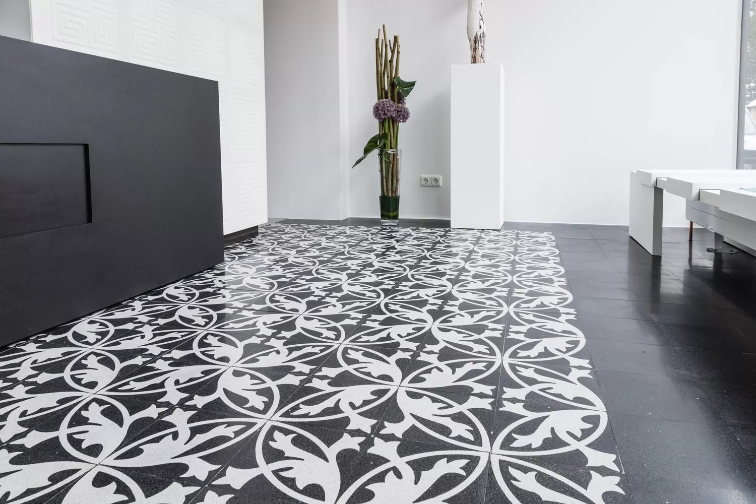 schwarz/weiße Terrozzoplatten in einem modernem Zimmer