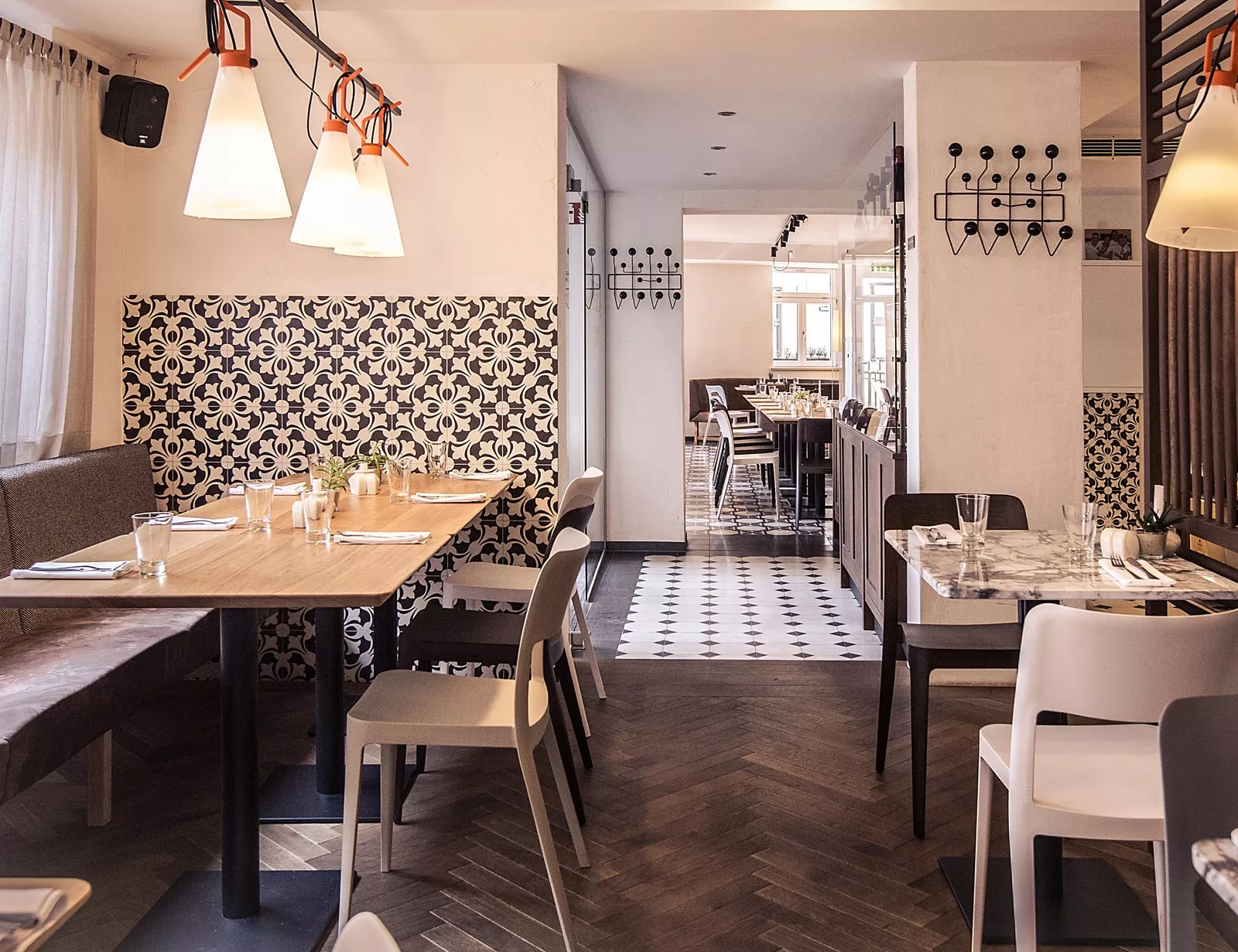 zementfliesen von VIA an der Wand und Terrazzofliesen auf dem Boden eines Restaurants