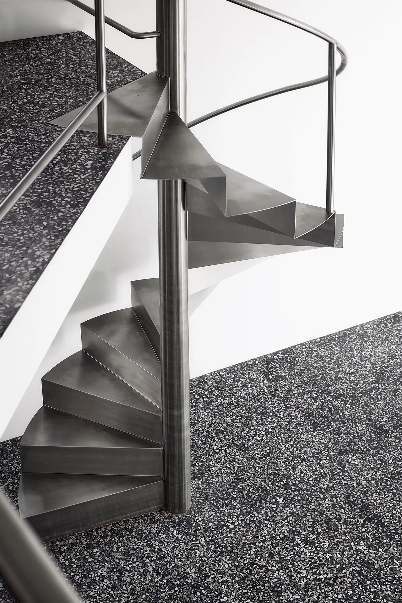 VIA Terrazzo in 50er Jahre Architektenhaus Metalltreppe