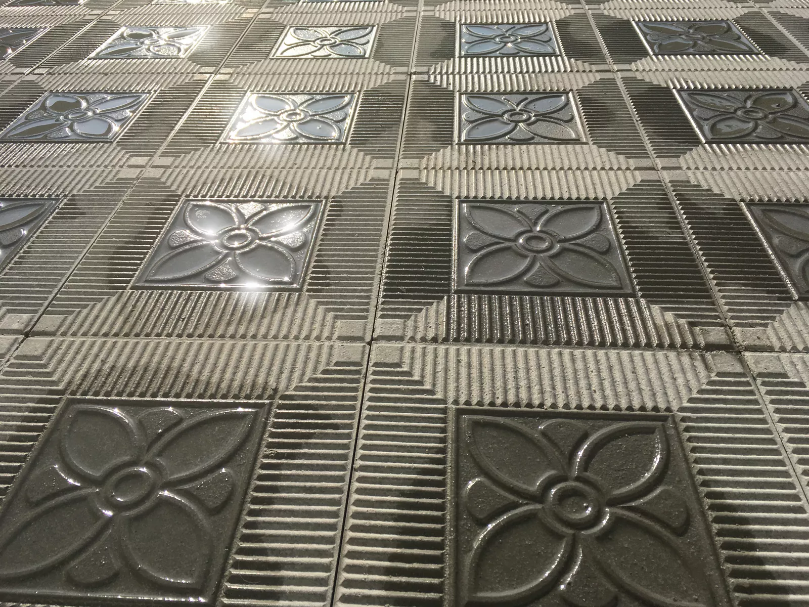 schöne Trottoirplatten in Blumenoptik