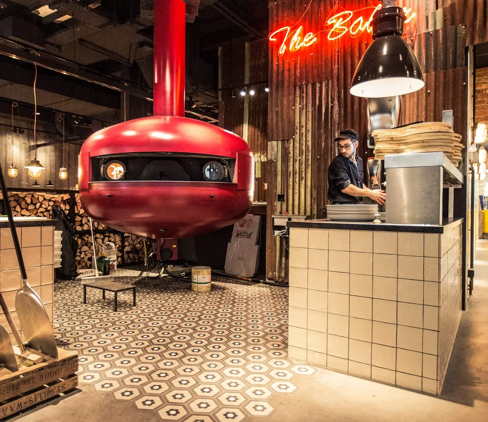 zementfliesen im Sechseck, darüber schwebender Pizzaofen