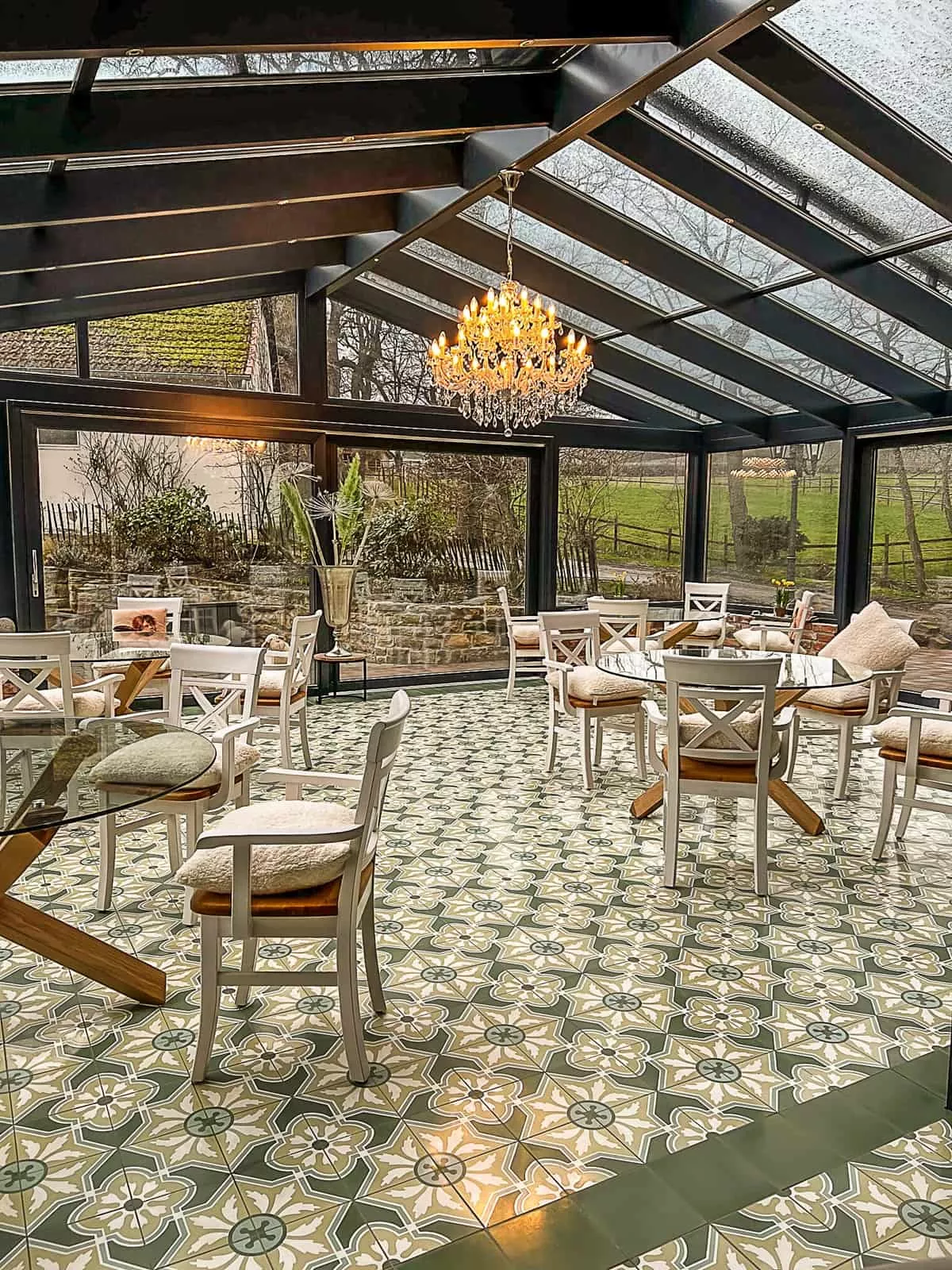 VIA Zementfliesen mit grünem, spanischem Muster in einem Cafe