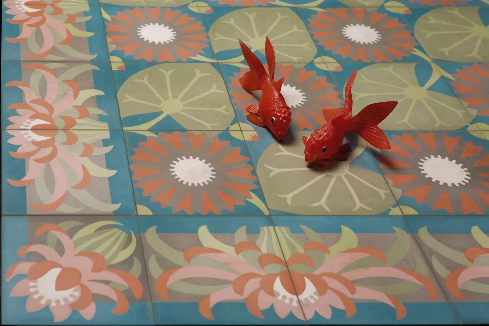 VIA-seerosenplatte mit Fischen