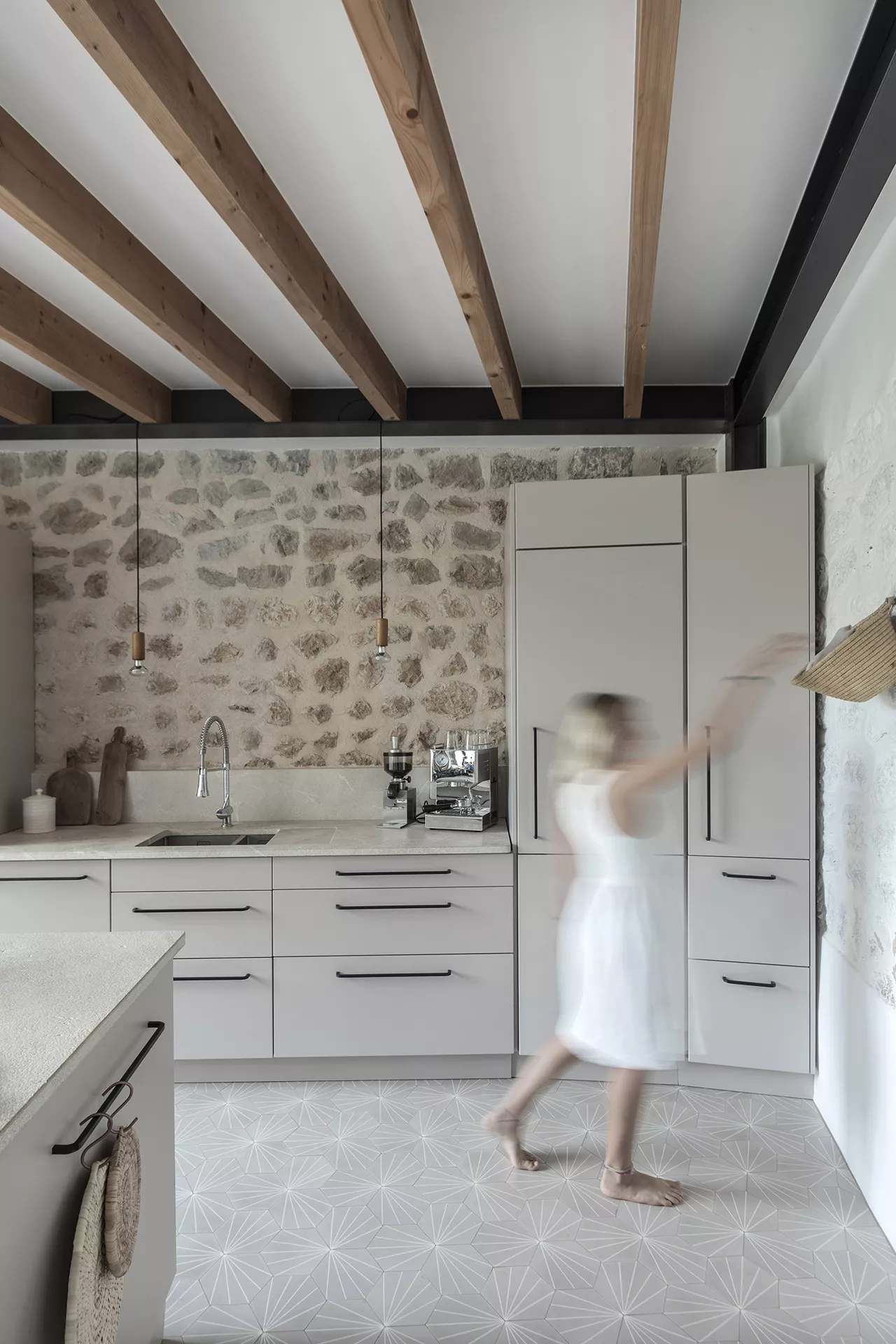 Helle Kueche mit Sandsteinwand und VIa 6 Eckplatten in beige und creme