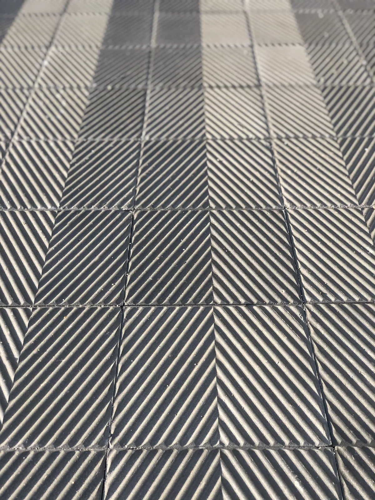 geriffelte Trottoirplatten