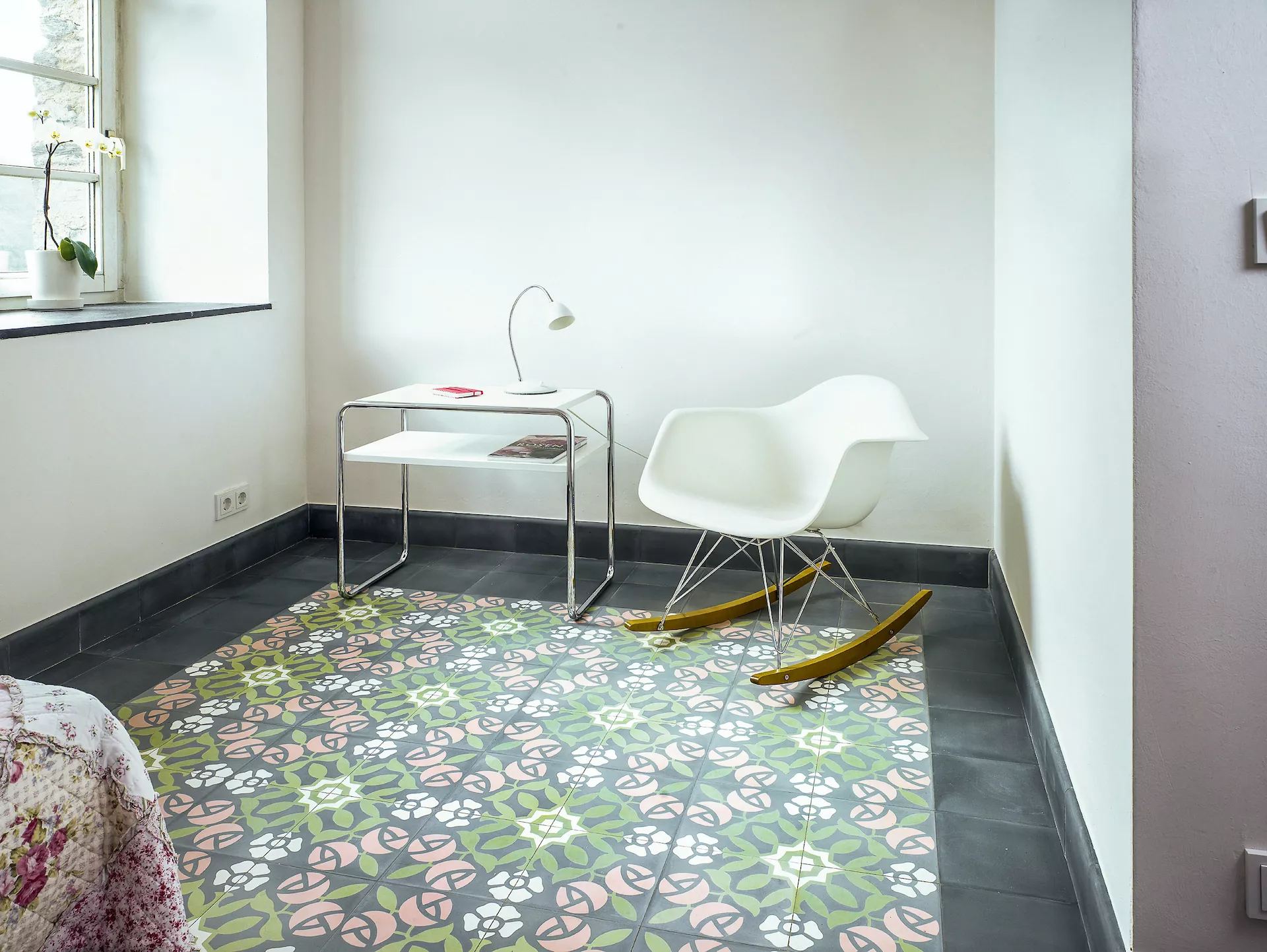 VIA Zementfliese mit Rose in Niesche