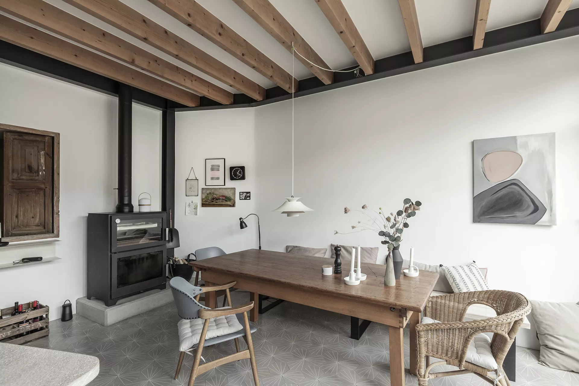 Esszimmer in hellen Tönen mit VIA Sechseckplatten im Strahlenmuster