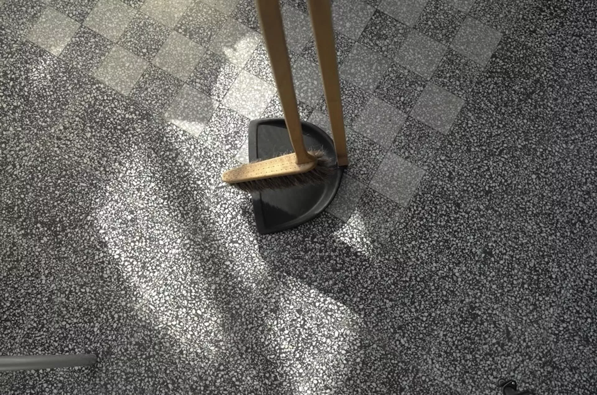 kariertes Muster an Terrazzofliesen in einem Zimmer