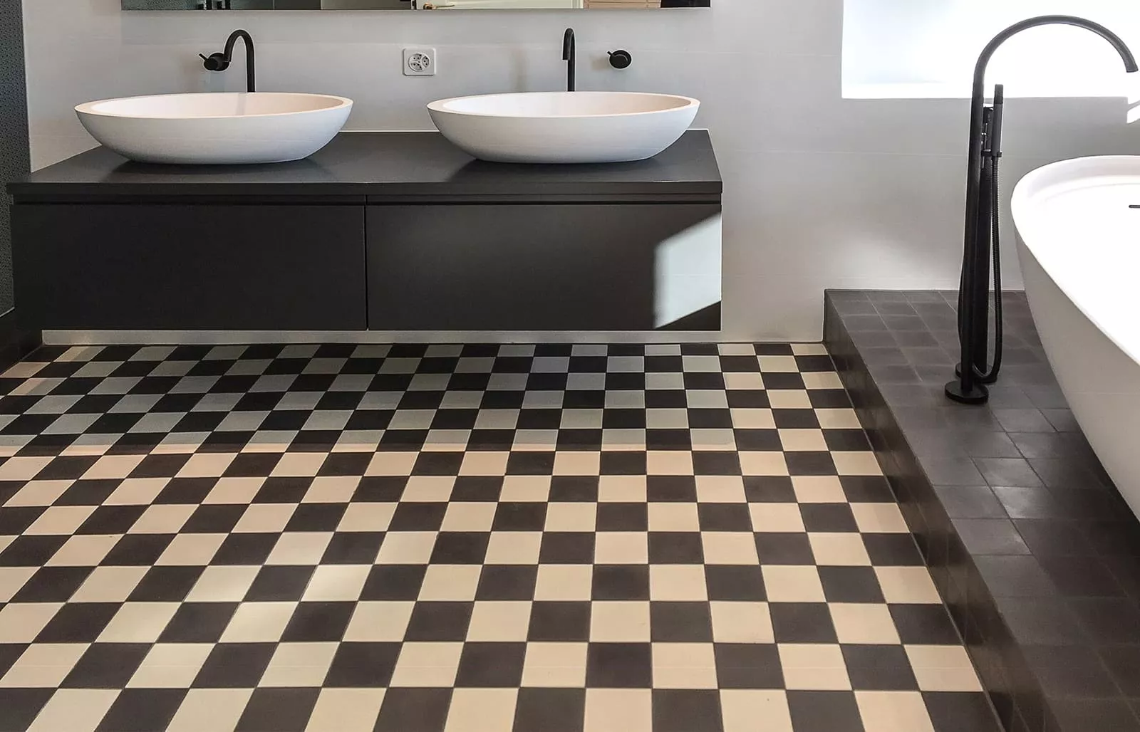 Schwarz/Weiße Terrazzofliesen also Fußboden in einem Bad