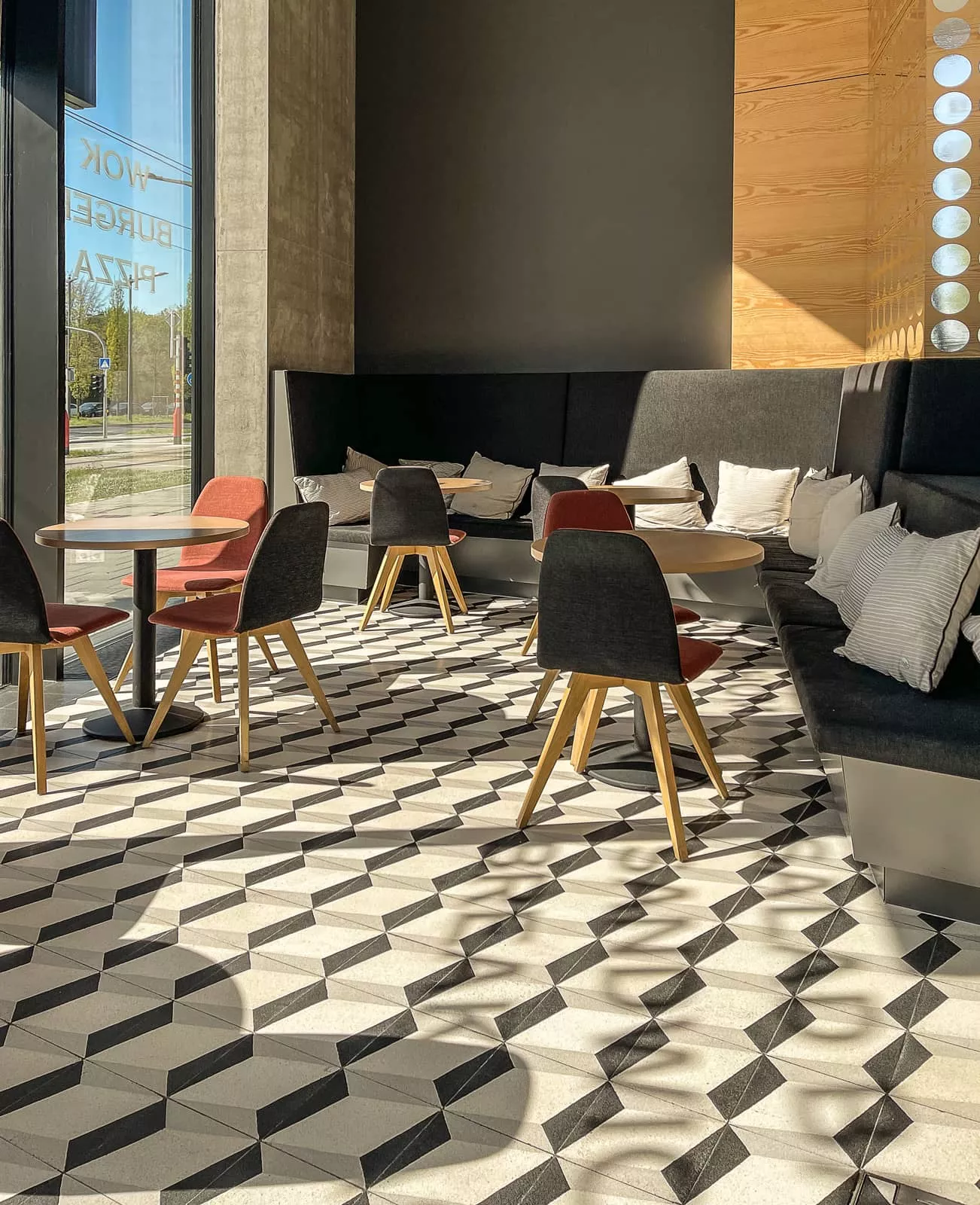 VIA Terrazzoplatten im cafe mit 3D Platten in schwarzweiss