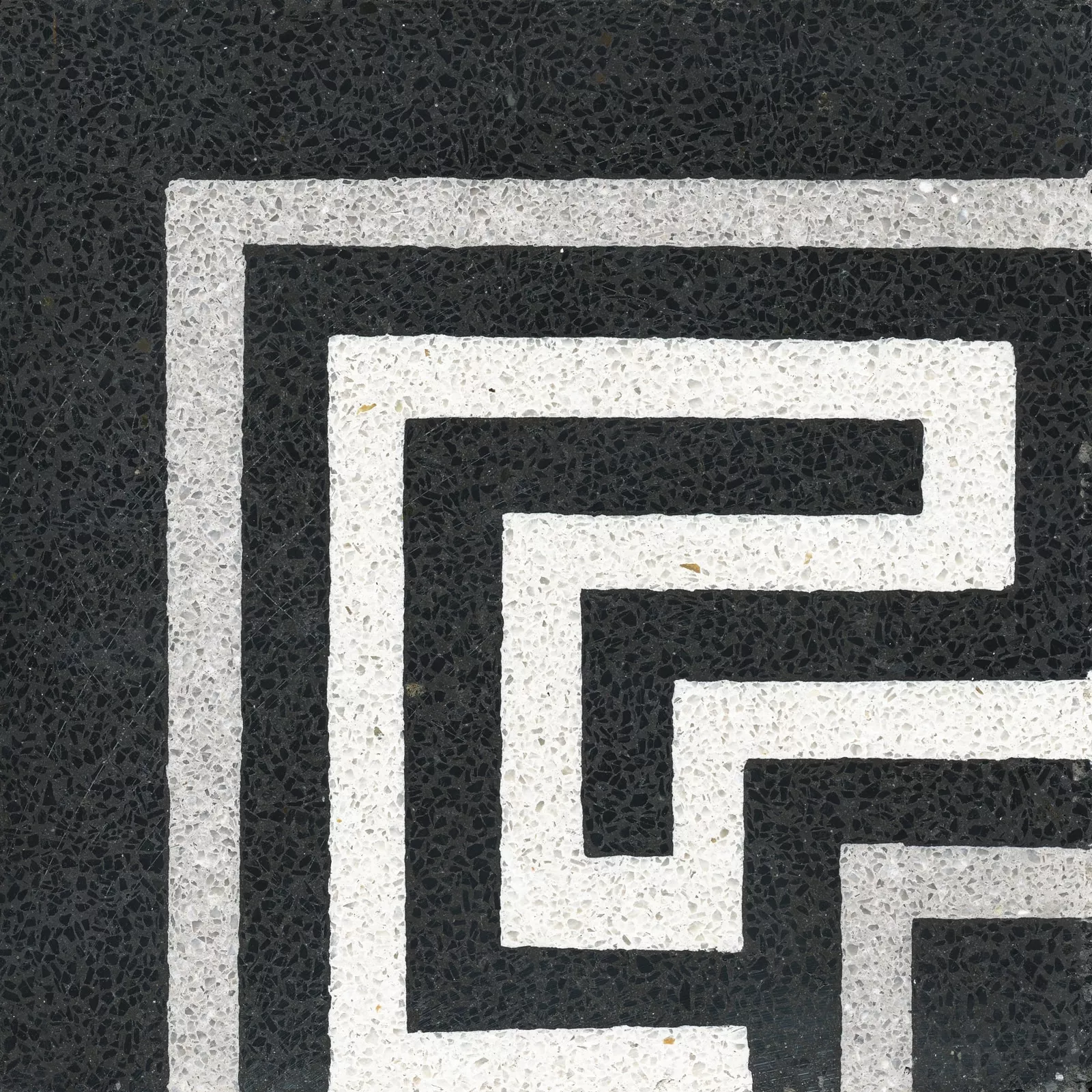 VIA Terrazzoboden schwarz weiß Eckmuster