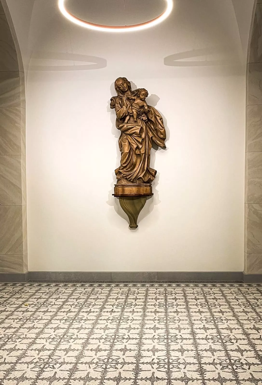 gemusterte Terrazzofliesen im Flur