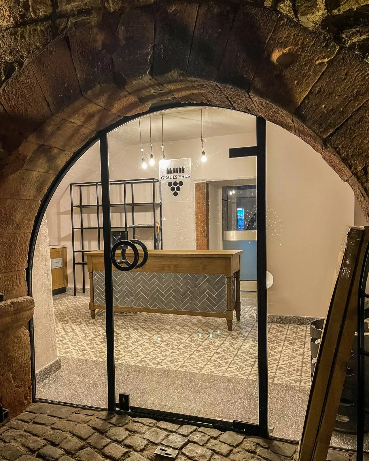 VIA Terrazzo Grob Platten in einer historischen Weinstube