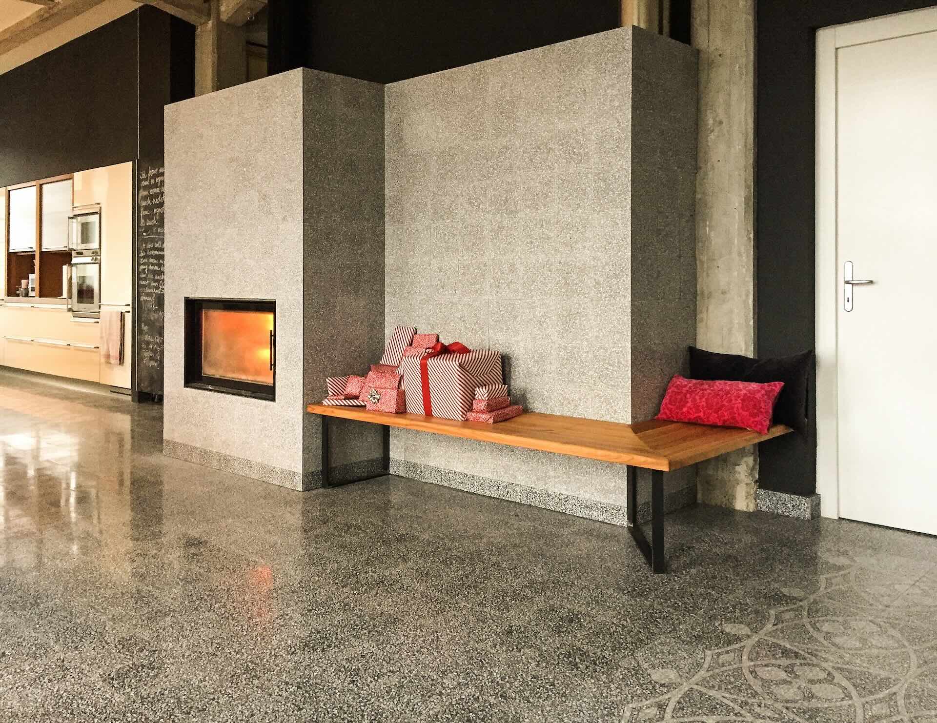Großer Ofen mit VIA Terrazzo Fliesen, kombiniert mit Terrazzo Fliesen auf dem Boden und einer Holzbank