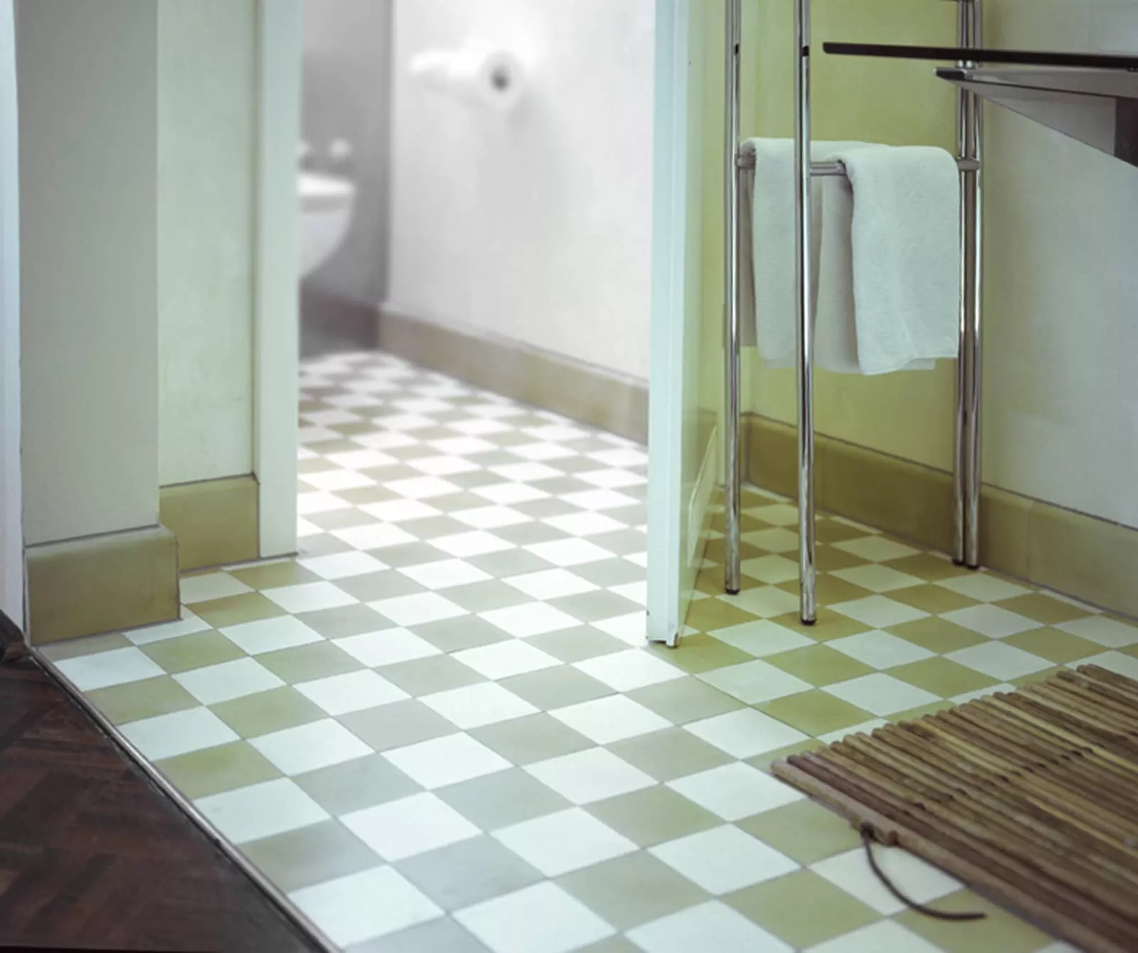 Badezimmer mit grün/weißen Terrazzofliesen