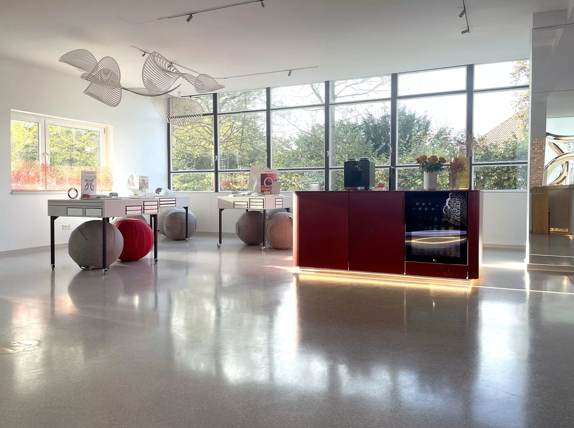 Cafetheke mit moderner Innenausstattung und Terrazzo Boden