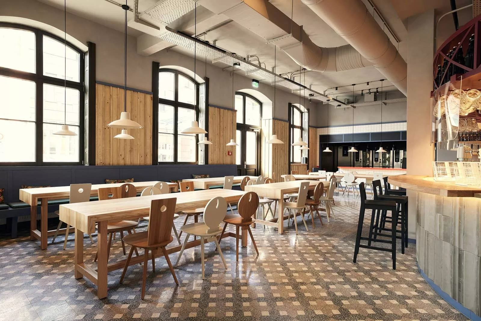 gemusterte Terrazzofliesen mit Stühlen und Tischen