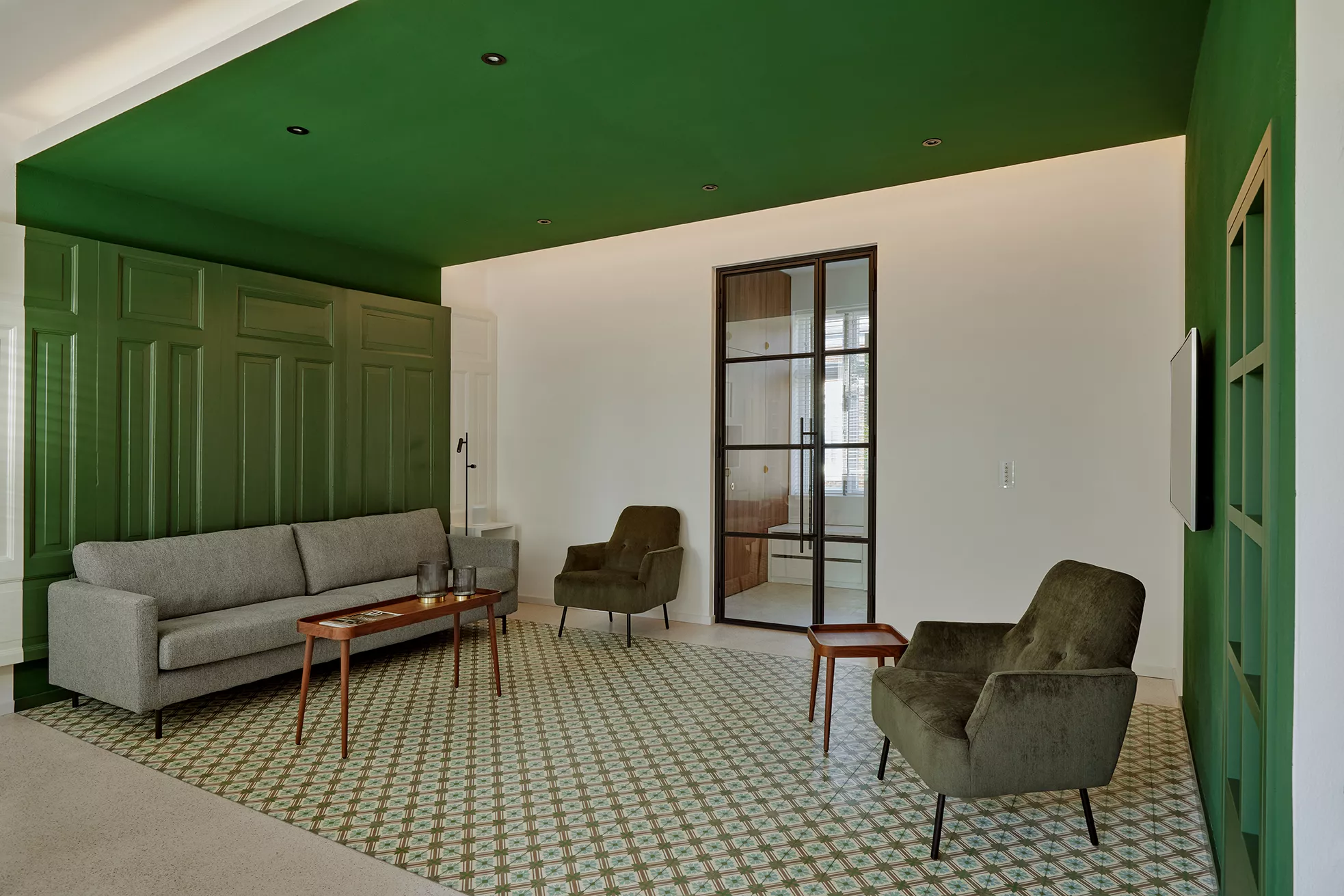 Ferienwohnung mit Zementfliesen im Wohnzimmer