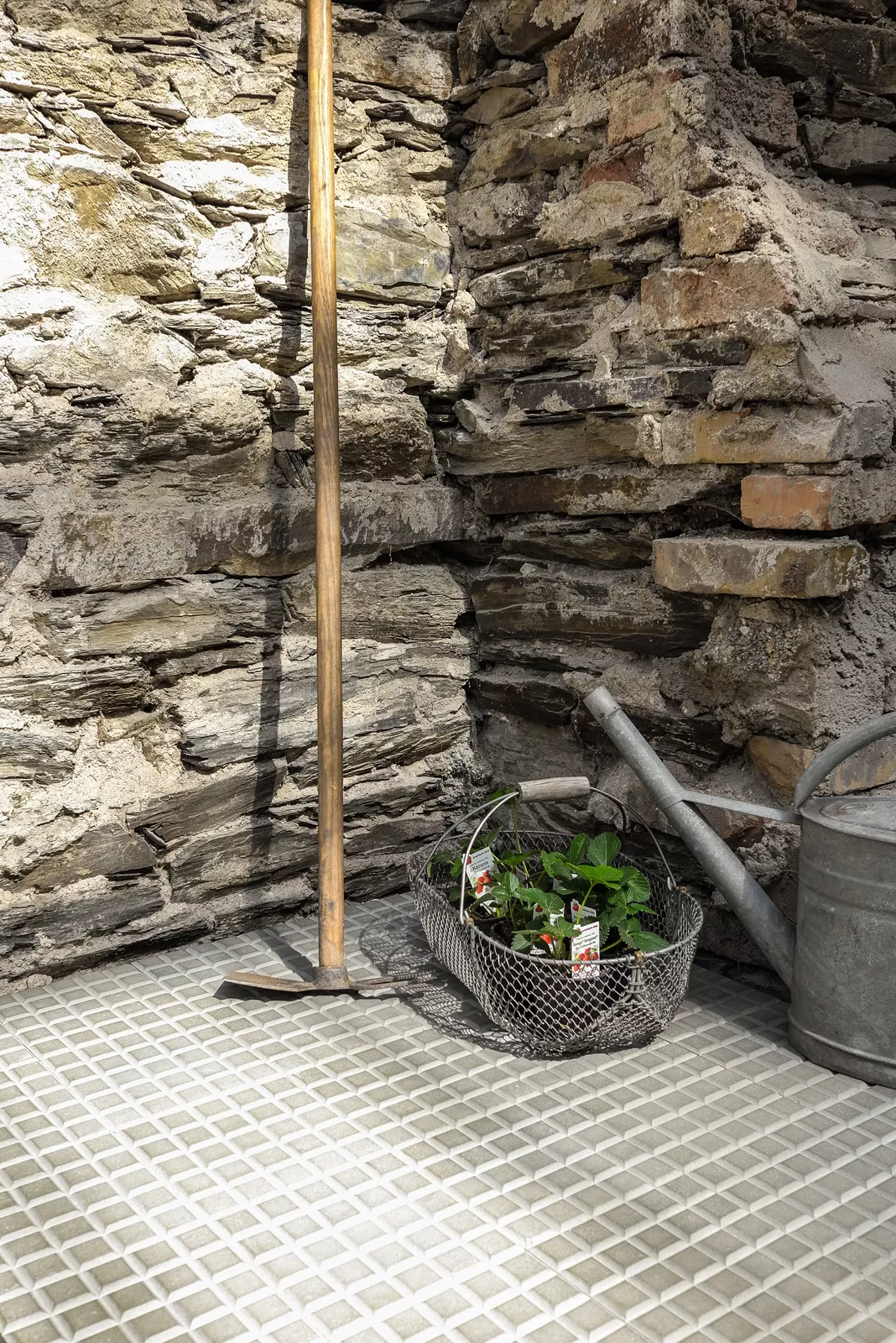 viereckige Trottoirplatten in einer Gartenecke