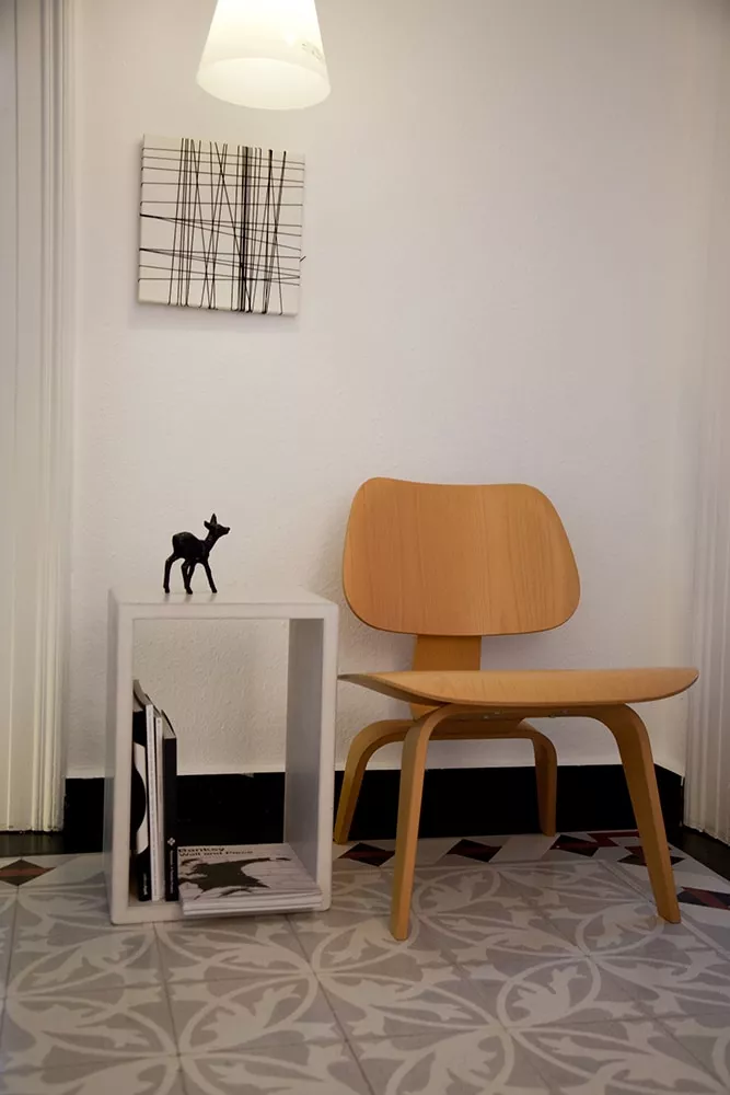 Terrazofliesen mit schönem Muster in einem Wohnzimmer