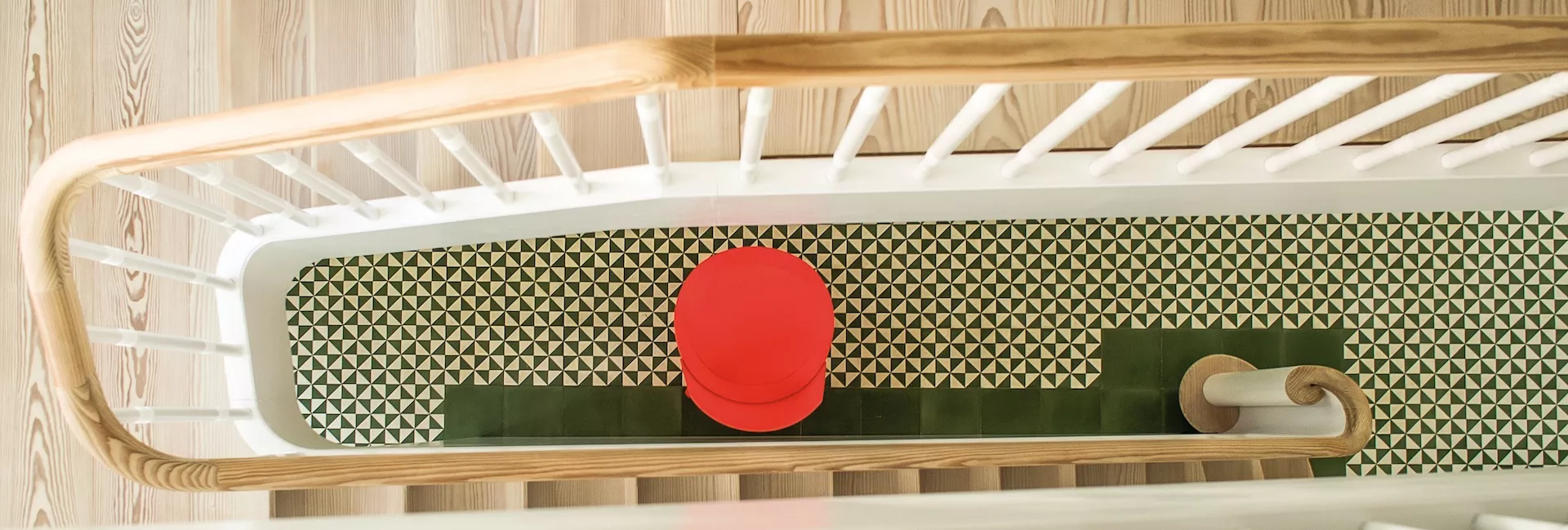 VIA Zementfliese mit einem Muster aus grünen Dreiecken im Treppenhaus