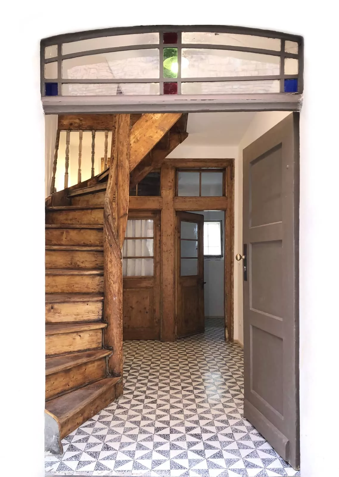 schwarz/weiße Zementfliesen im Flur mit  Treppe