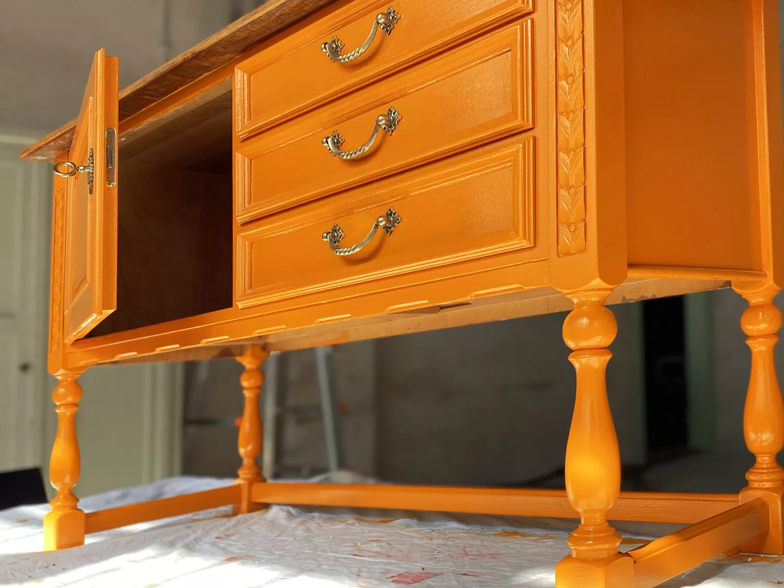 mandarinefarbene Komode