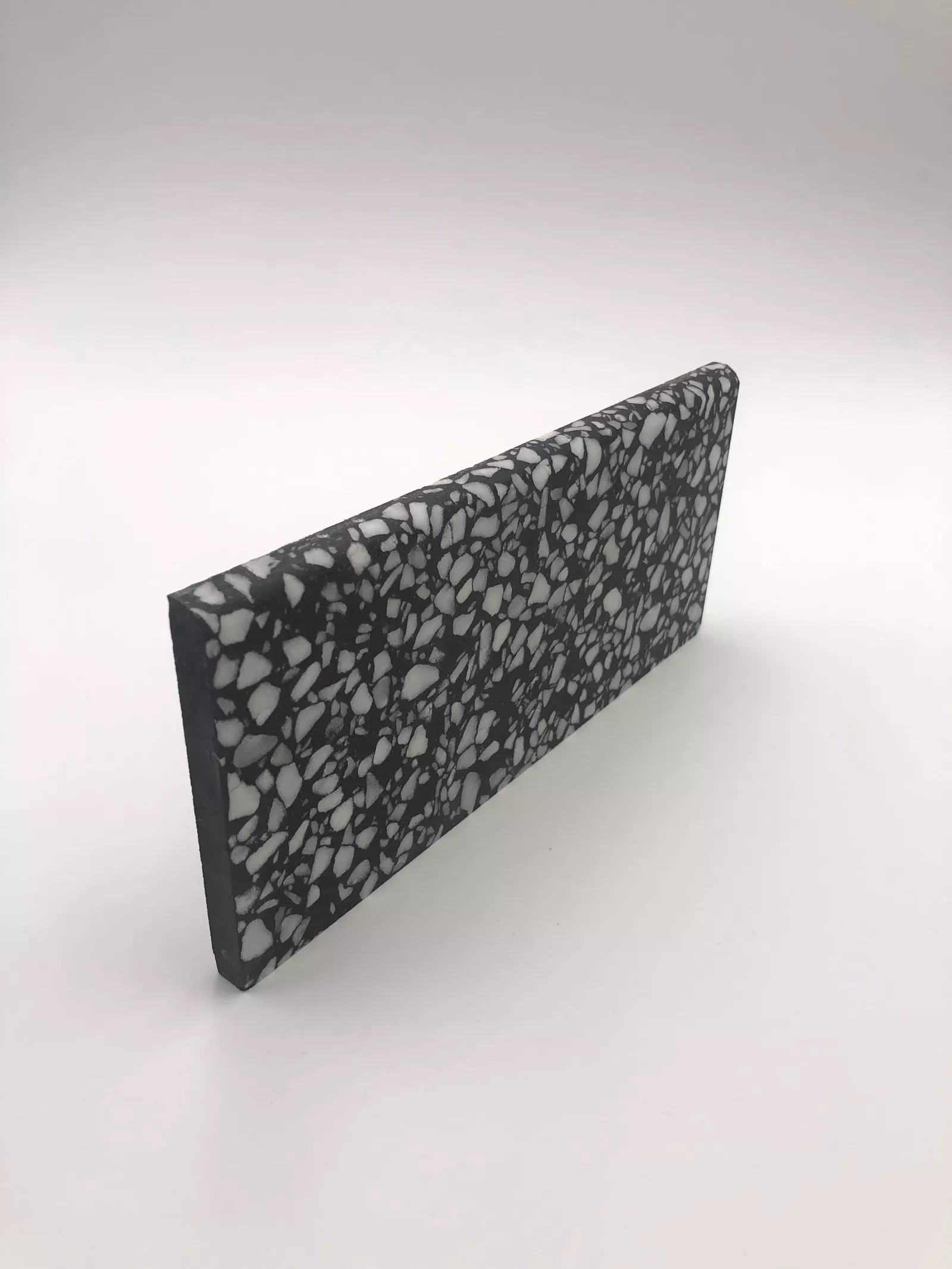 Terrazzoplatte GROB in schwarz