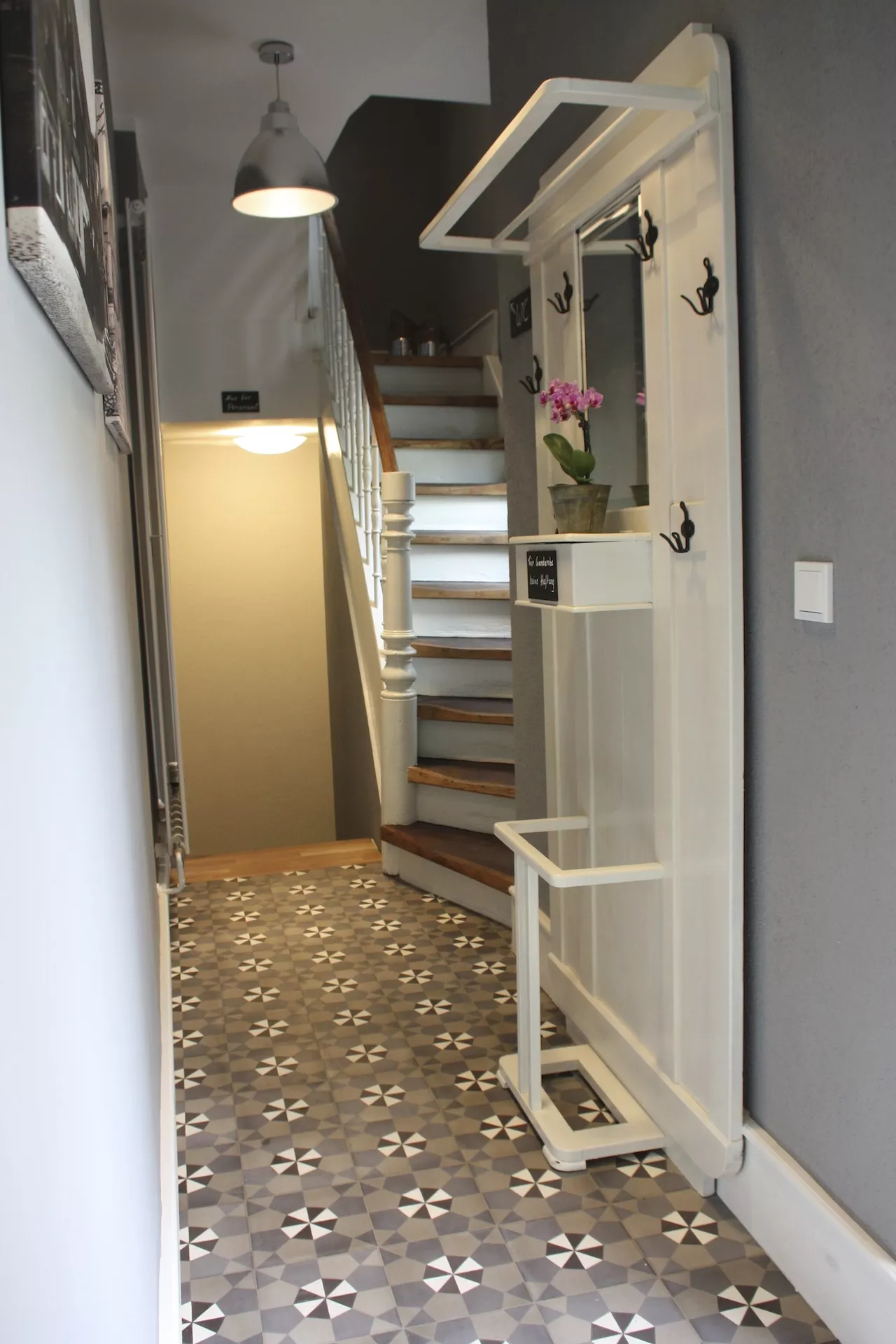 VIA_Zementfliese_13660_flur_grau