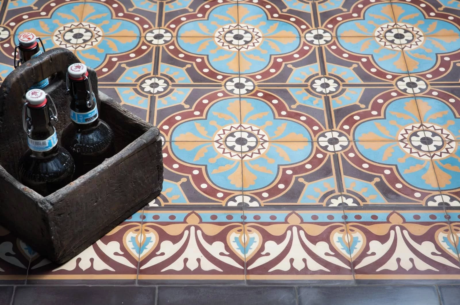 zementfliesen von VIA im Flur mit Bierkiste