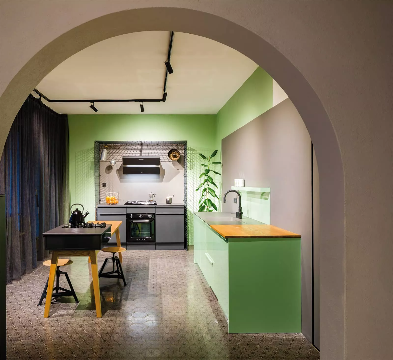 graue VIa Fliesen in grüner Küche