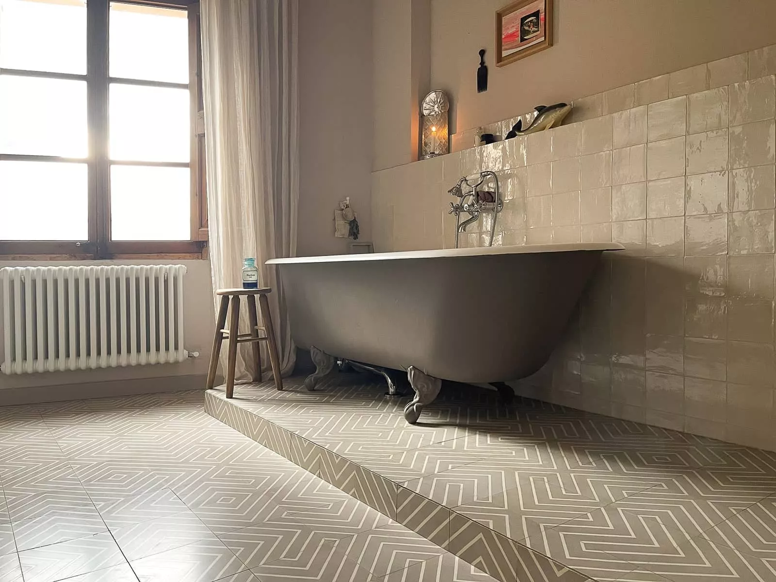 VIA Zementfliesen in grauweiss mit Badewanne