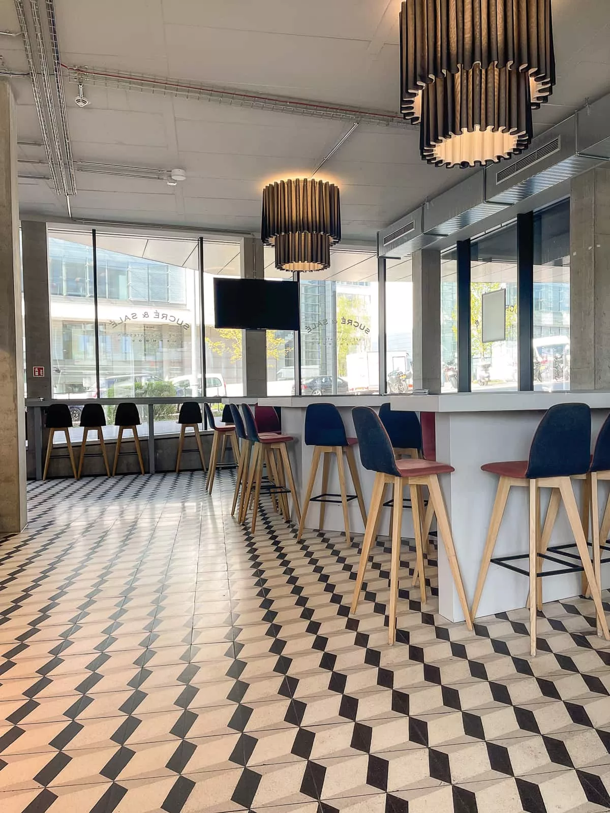 VIA Terrazzoplatten im cafe mit 3D Platten in schwarzweiss