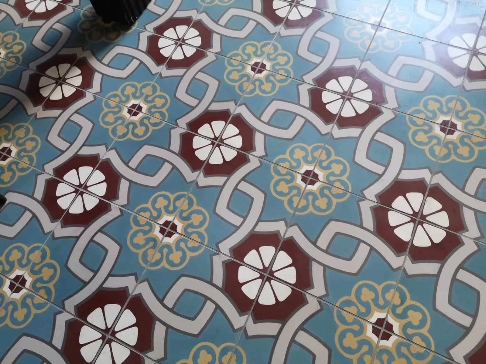 VIA Zementfliesen mit Jugendstilmuster