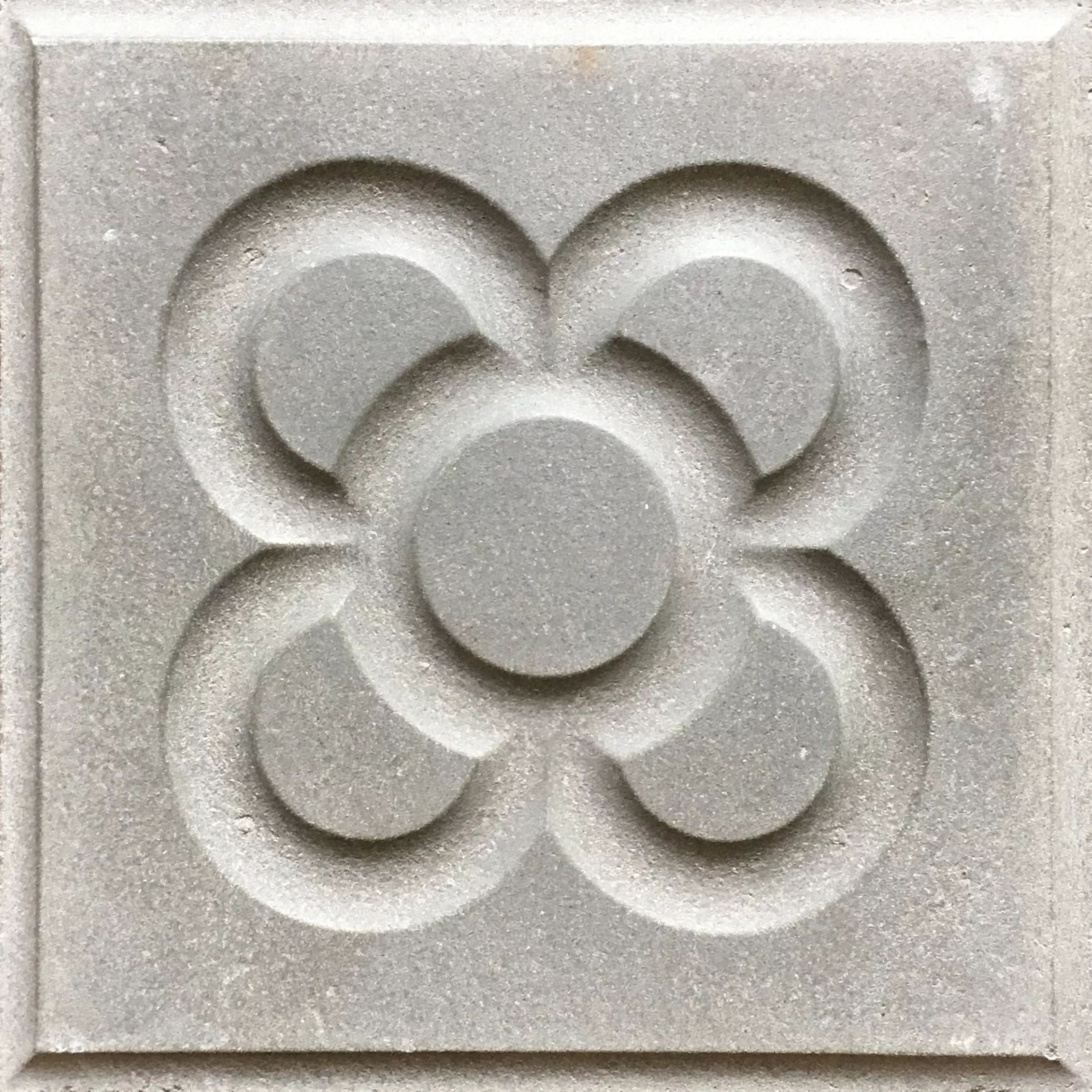 Trottoirplatte mit Blumen Muster