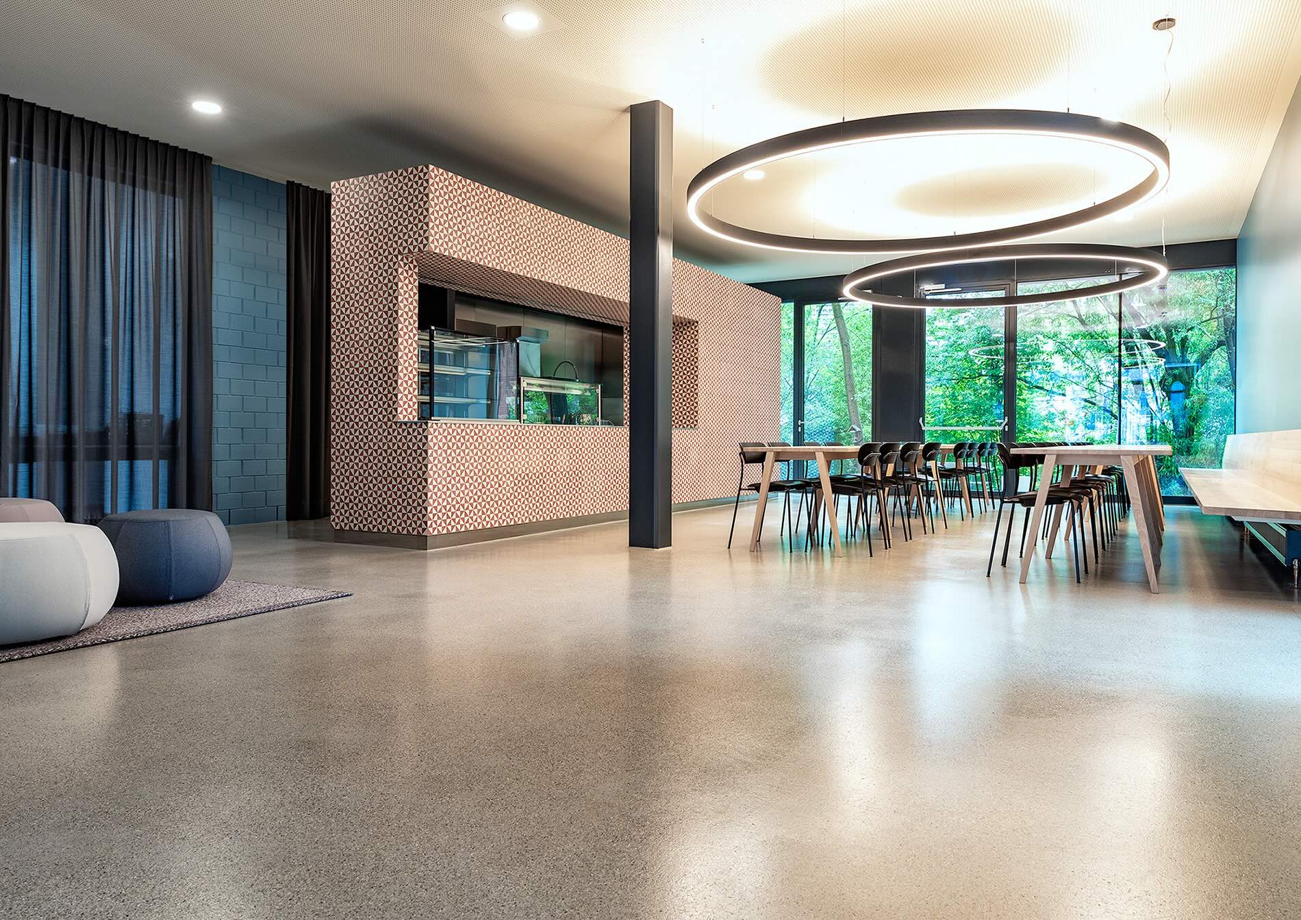 Mensa mit Küchentheke verkleidet mit VIA Zemenfliesen in rot-weissen Dreicken