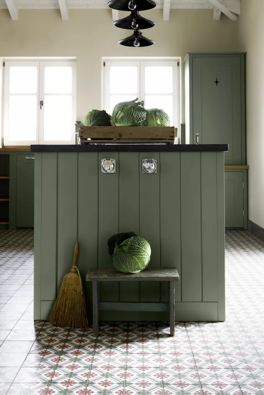 Zementfliesen in grüner Küche