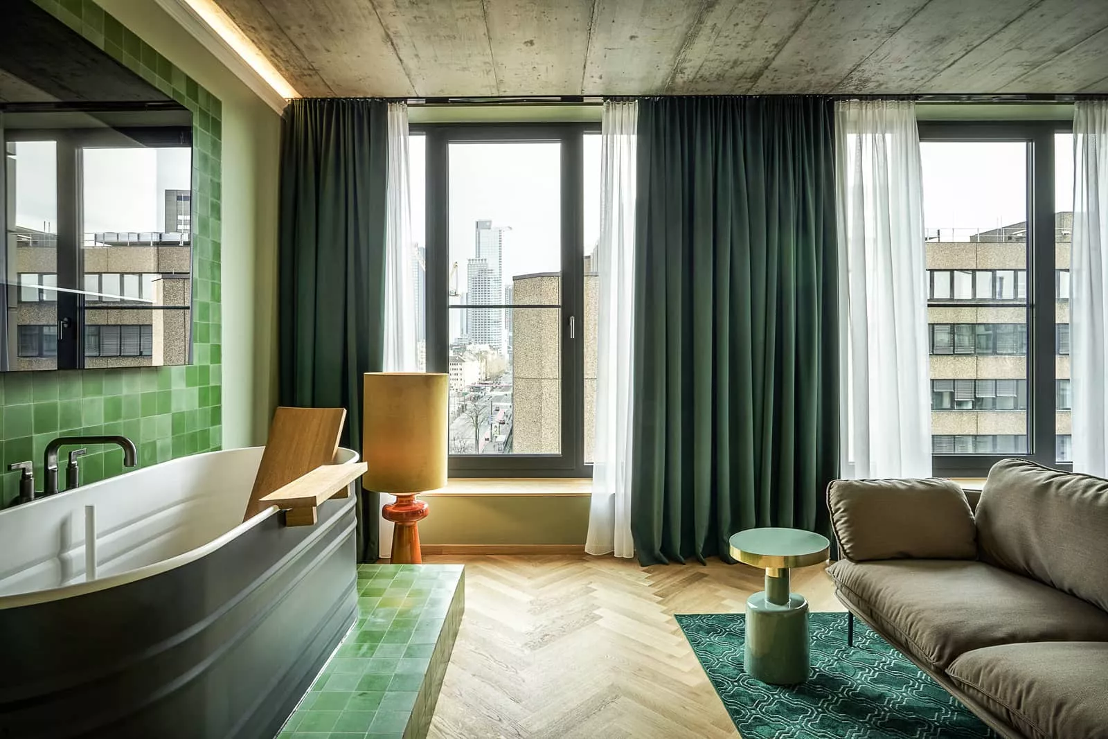 grün eingerichtestes Zimmer mit Zementfliesen