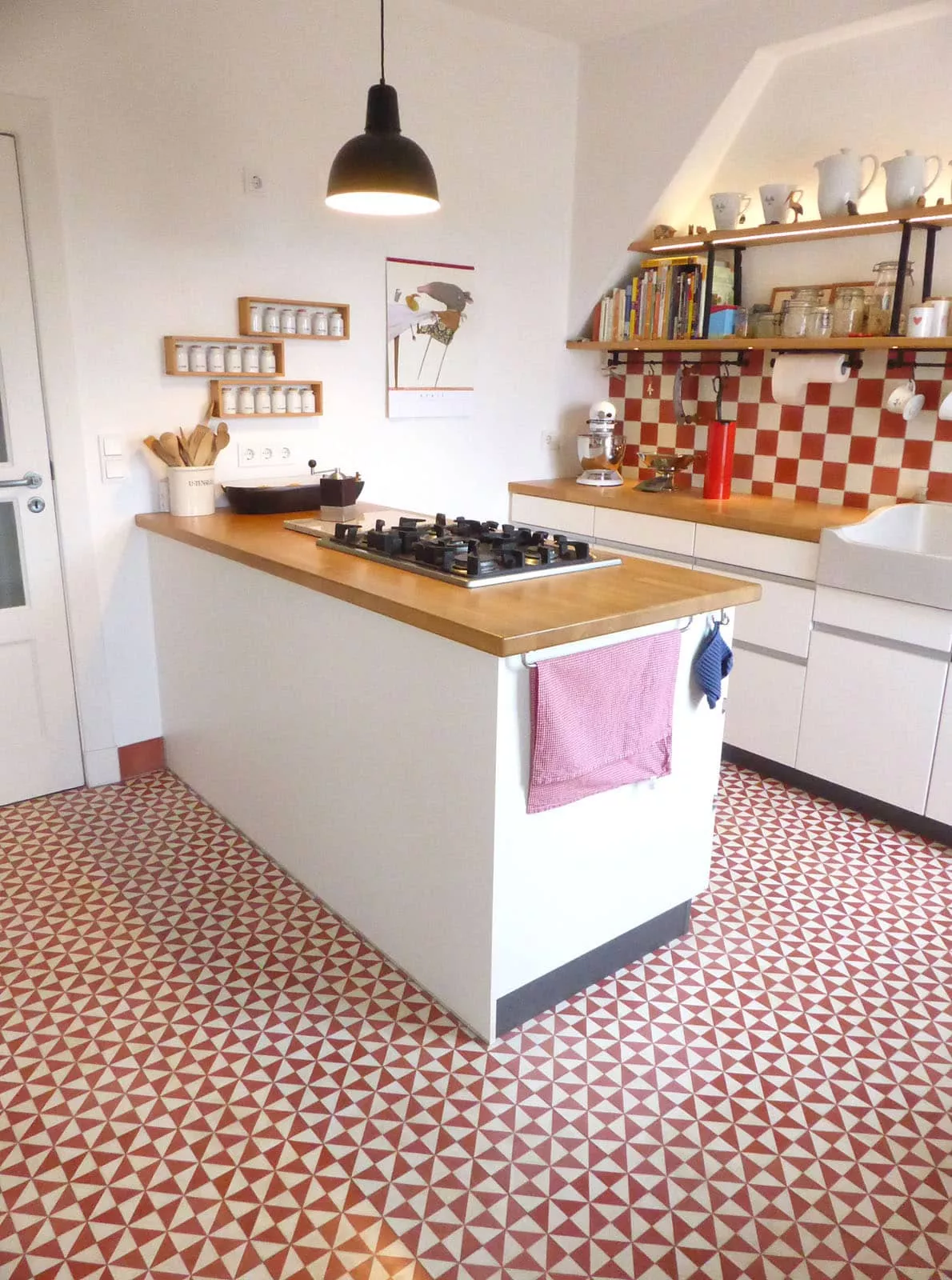 Zementfliesen rot/weiß in einer Küche