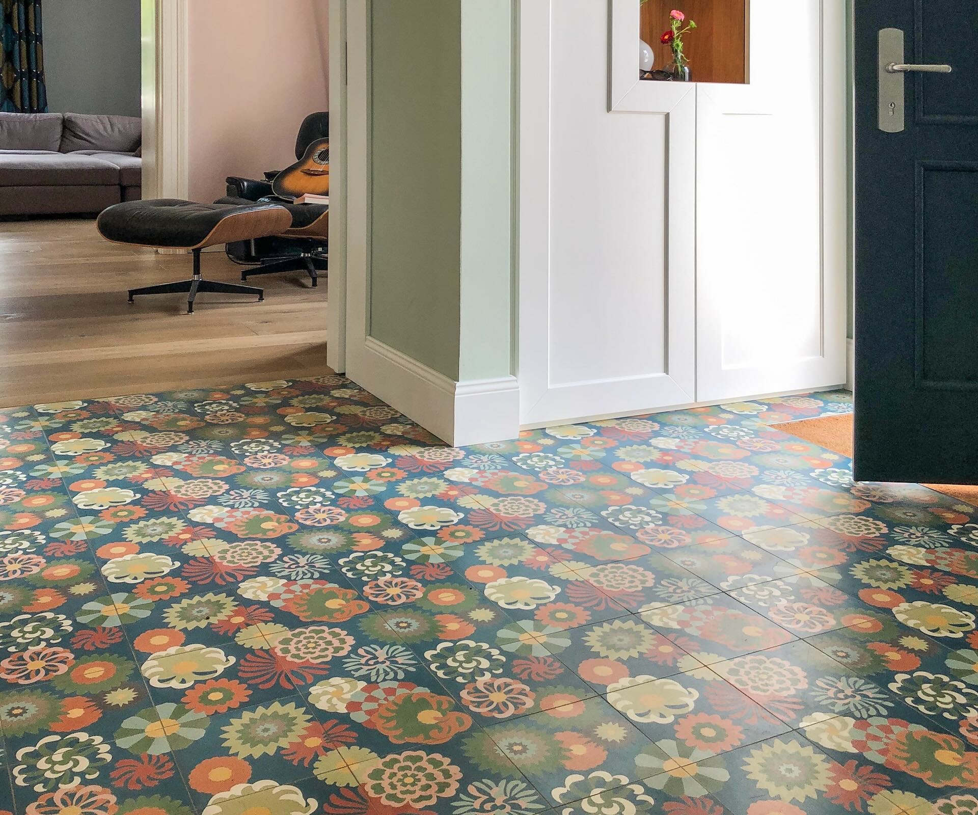 bunte Zementfliesen mit Blumenmuster