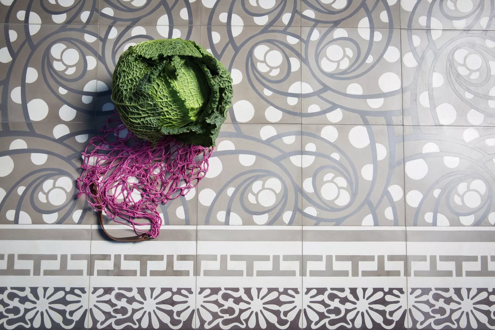 VIA Zementfliese Grau mit Muster